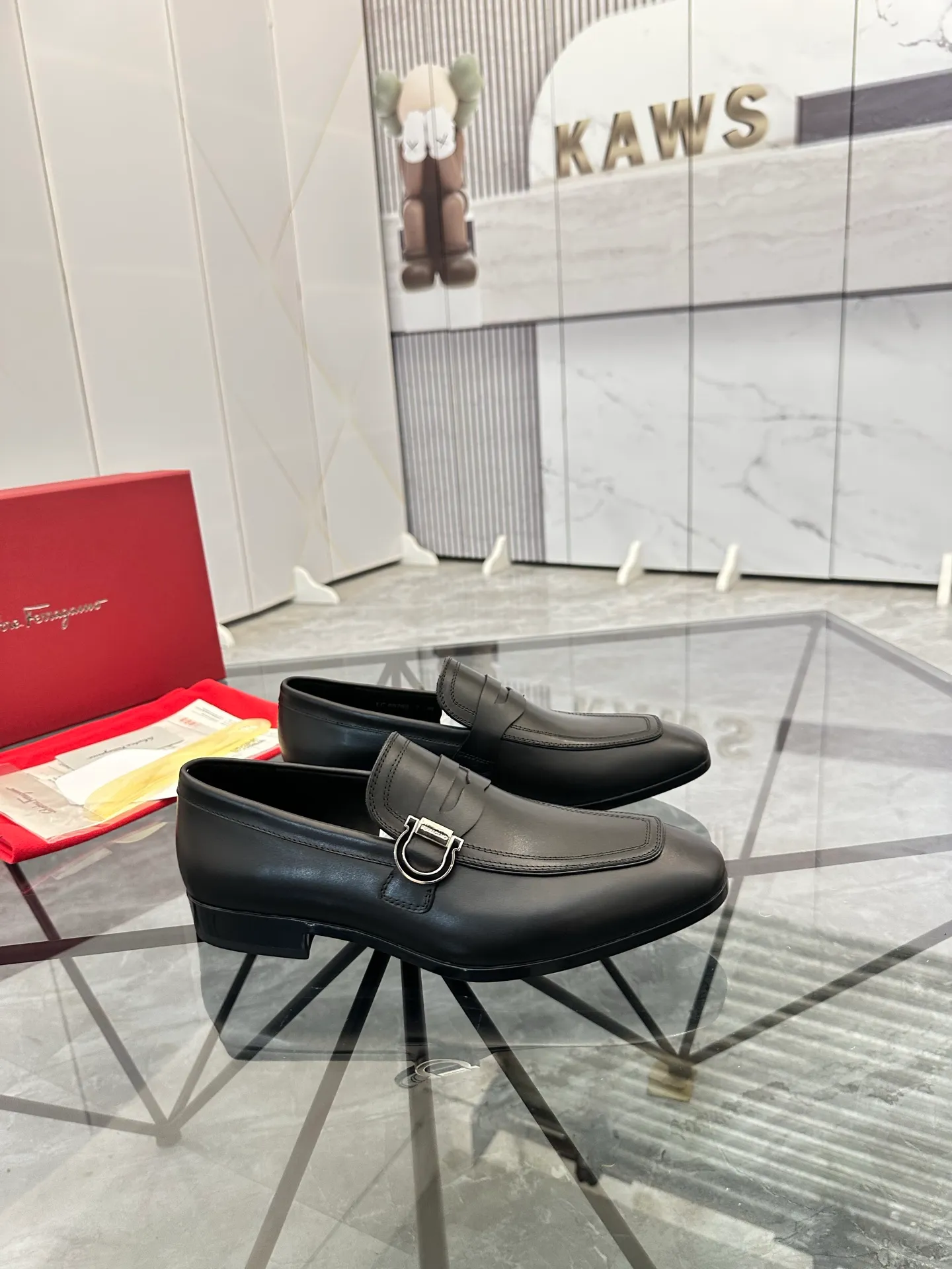 Men's shoes: 💰P640¥ High-end quality Product trademark: Ferragamo* "Ferragamo*" leather shoes Regular size: 38-44 (can be customized to 45.46.) Product materials: imported first-layer cowhide leather upper, cowhide lining, original outsole. Number: 688
